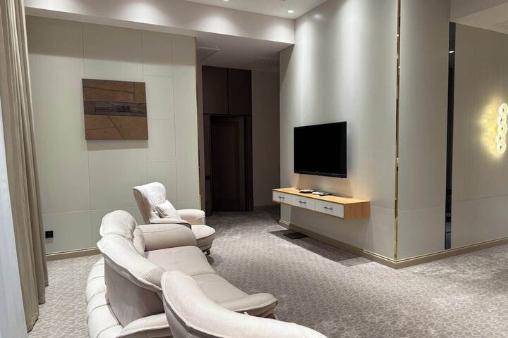 Room 27 of 61