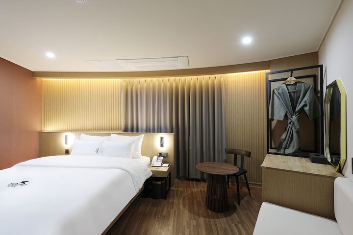 Room 27 of 74