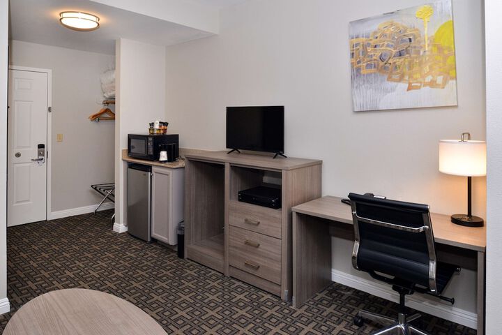 1 Queen Bed Second Floor Sofa Bed Sitting Area Work Desk WiFi Full Breakfast (9 of 19)