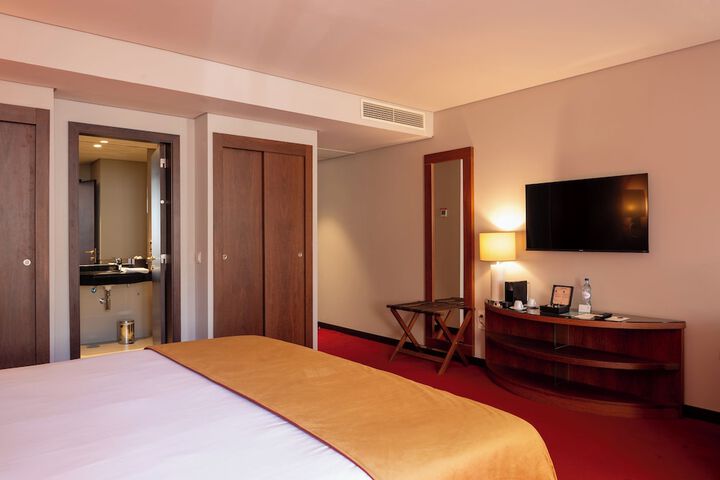 Room 7 of 77