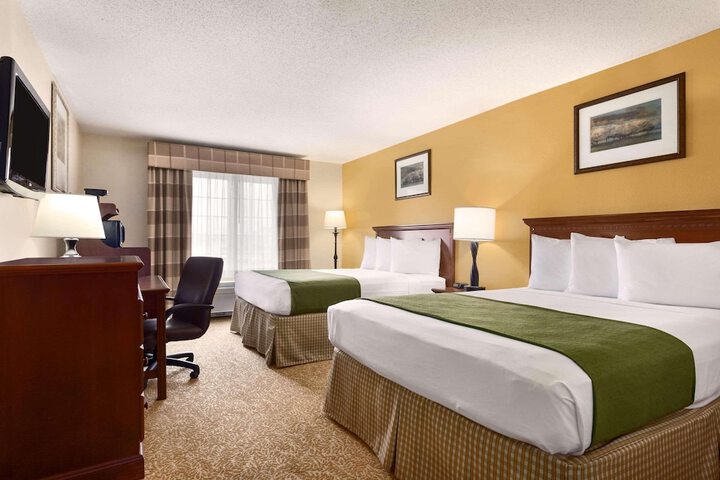 1 Queen Bed (4 of 10)