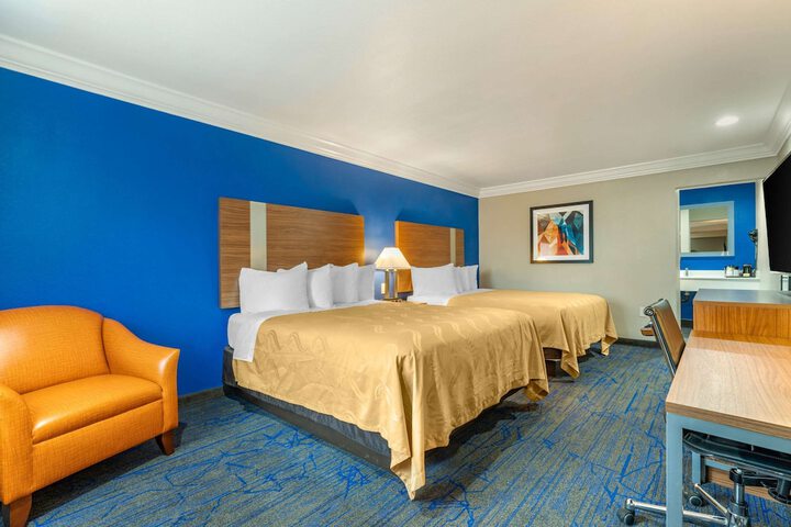 2 Queen Beds (6 of 11)