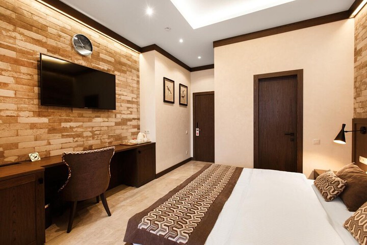 Room 10 of 34