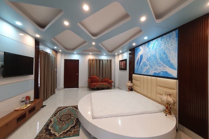 Room 7 of 8