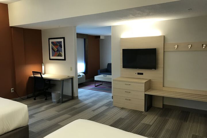 1 King Bed (2 of 14)
