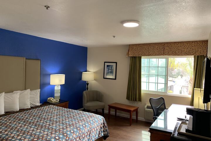1 King Bed (3 of 17)