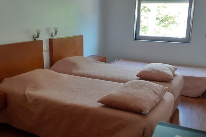Room 4 of 25