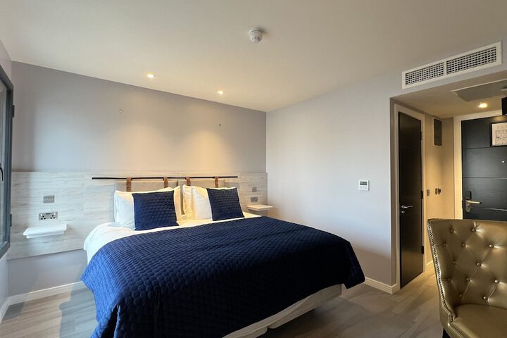 Room 7 of 33