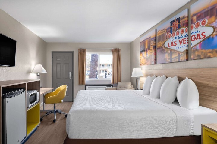 1 King Bed (10 of 17)