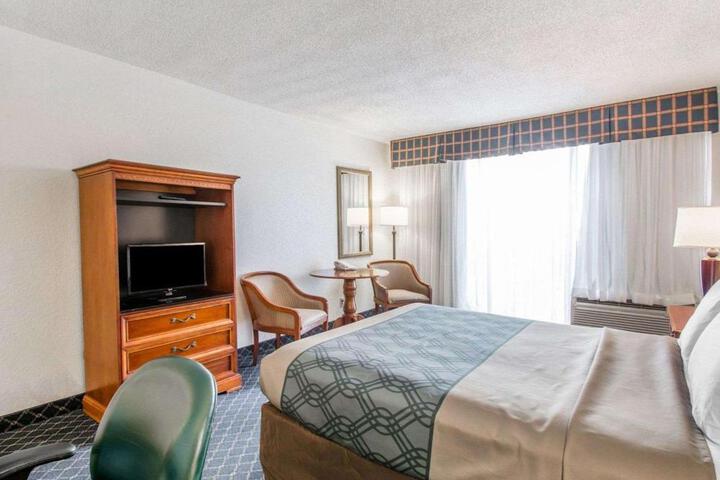 1 Queen Bed (5 of 6)