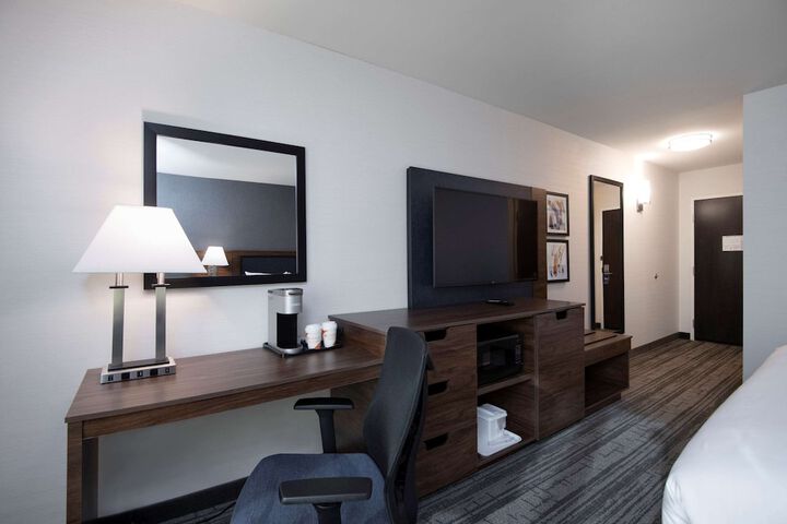 1 King Bed Accessible (3 of 15)