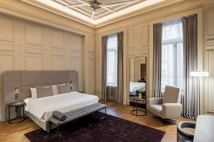 Room 42 of 107