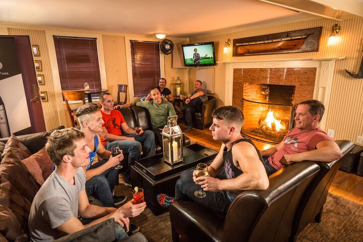 Lounge 42 of 47