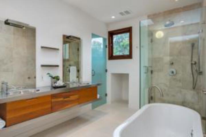 Exterior of 1035 - Beverly Hills Modern Escape