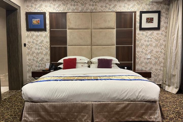Room 6 of 114