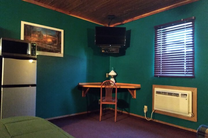 Comfort Room 1 Queen Bed with Sofa Bed (5 of 10)