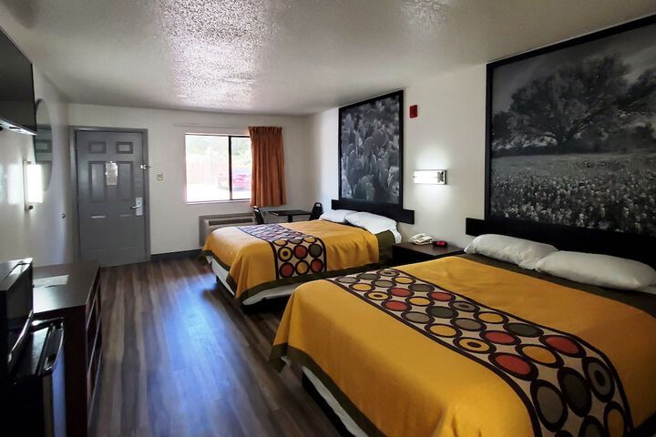 2 Queen Beds (5 of 6)