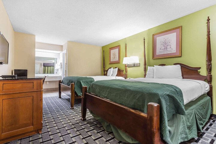 1 Queen Bed Accessible (12 of 12)