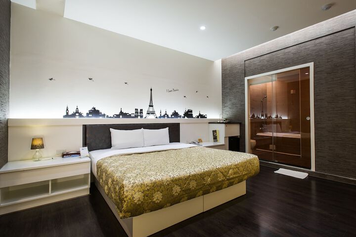 Room 6 of 51
