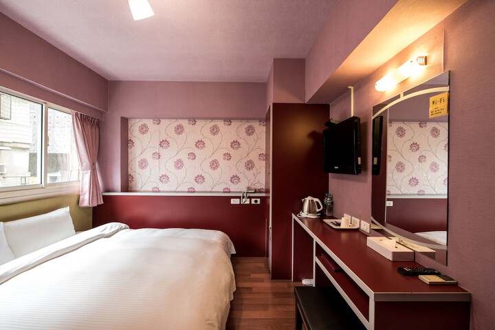 Room 8 of 28