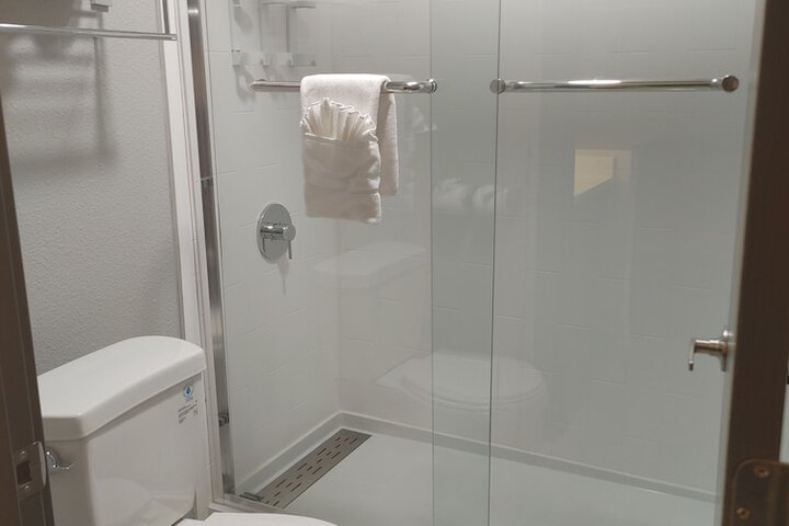 1 King Bed Microwave and Refrigerator WiFi Shower Only (4 of 9)