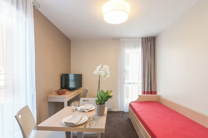Room 9 of 30
