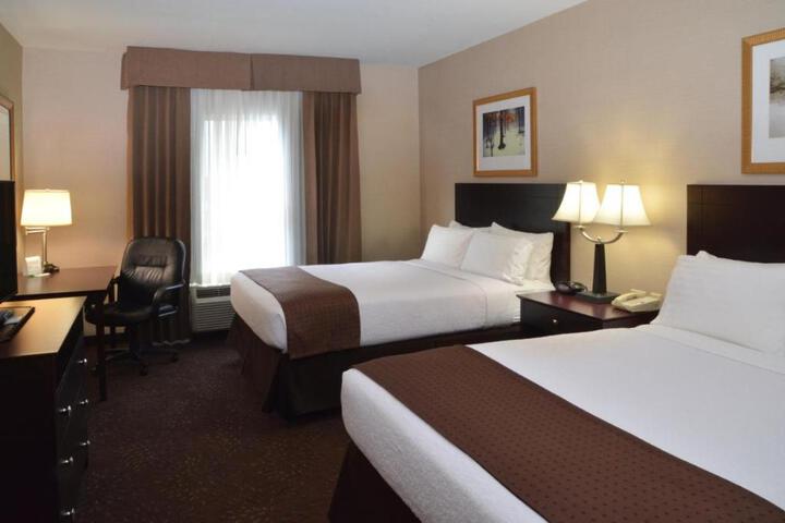 2 Queen Beds (14 of 19)