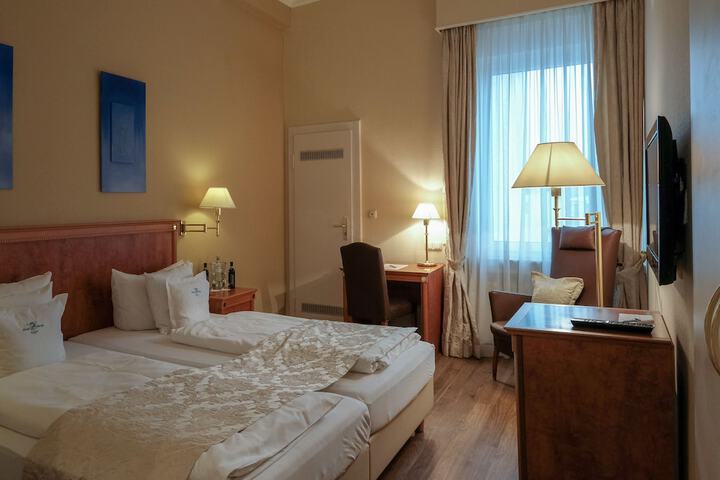 Room 4 of 87