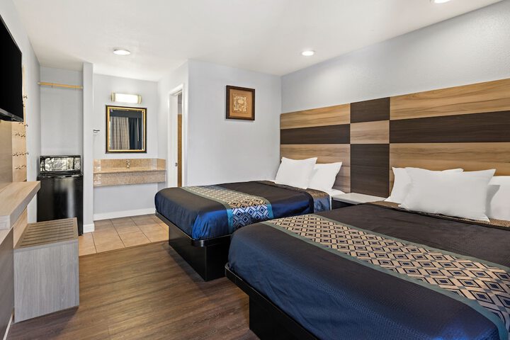 2 Double Beds (5 of 13)