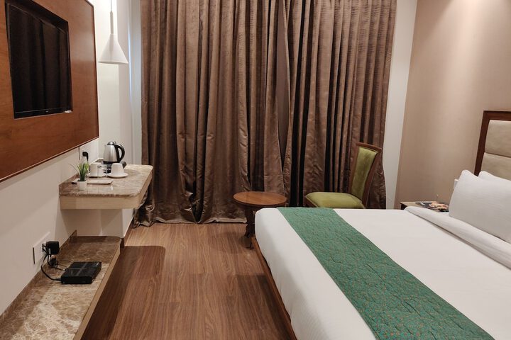 Room 9 of 32