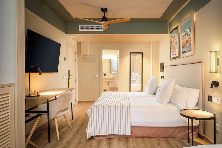 Room 33 of 72