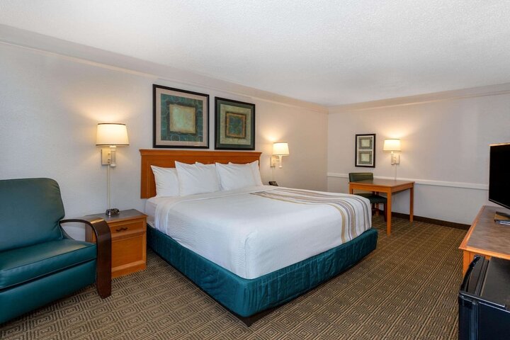 1 King Bed Deluxe Room (14 of 21)