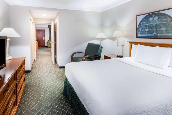 1 King Bed 1 Bedroom Executive Room (17 of 18)