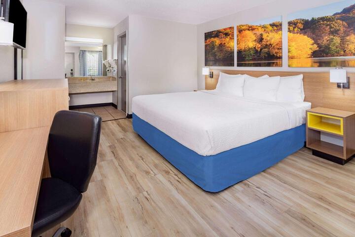 1 King Bed (3 of 13)