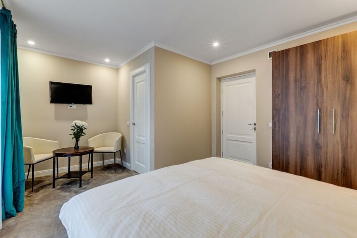 Room 6 of 19