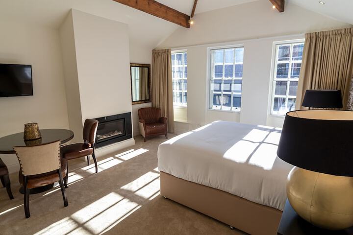 Room 15 of 93