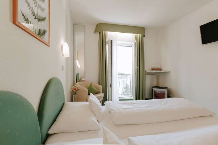 Room 17 of 34