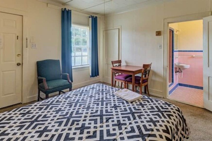 Room 5 of 10