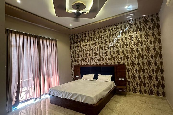 Room 4 of 10