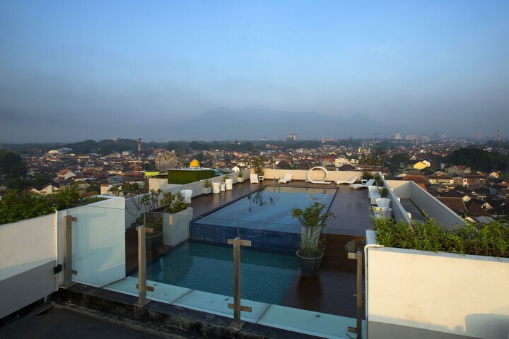 Pool Hotel