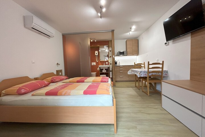 Room 2 of 74