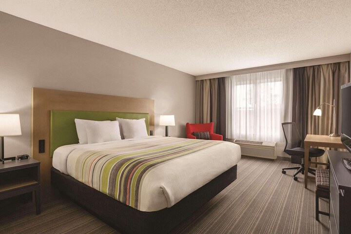 1 King Bed Accessible (2 of 8)