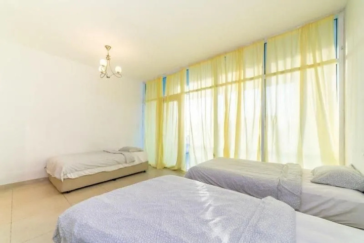 Room 4 of 11