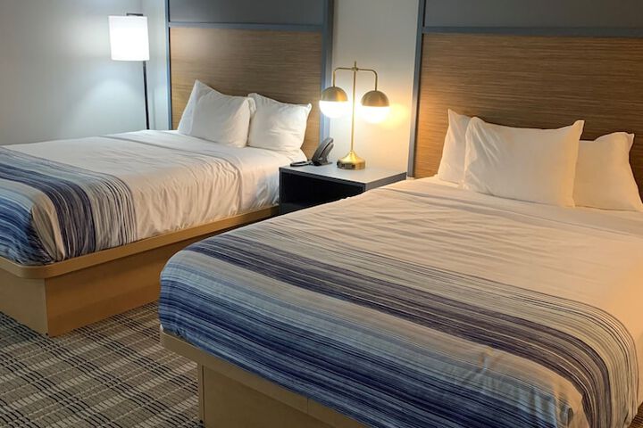 2 Queen Beds (8 of 11)