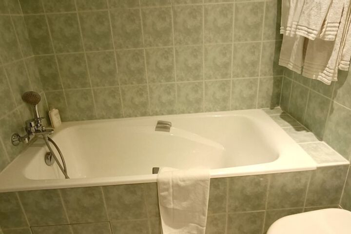 Room 72 of 86