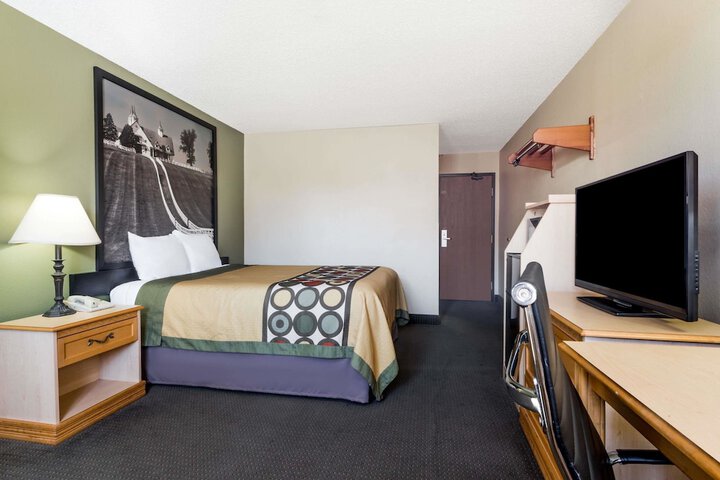 1 Queen Bed (8 of 13)