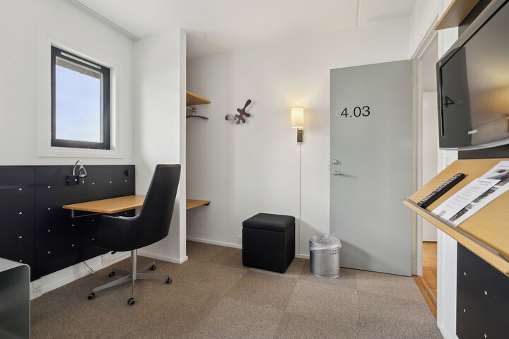 Room 6 of 28