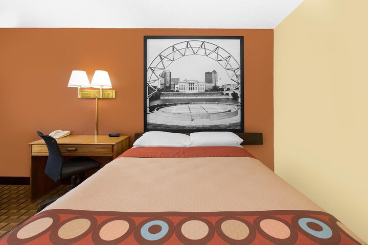 1 Queen Bed (4 of 9)