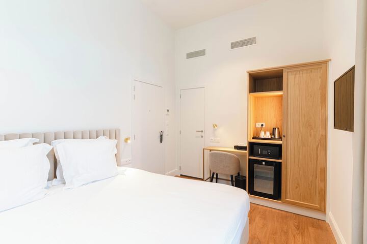 Room 27 of 108