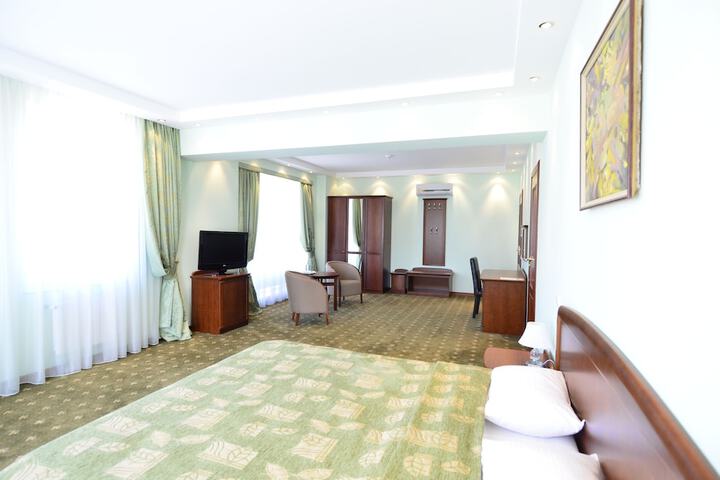 Room 9 of 28